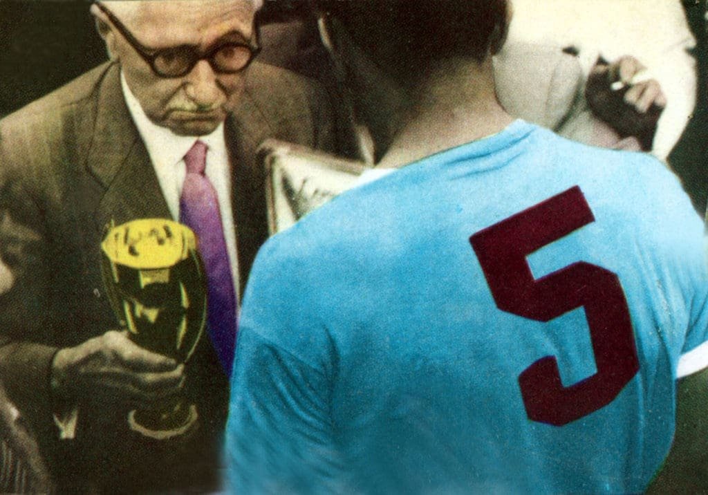 Obdulio Varela recibe la copa de manos de Jules Rimet