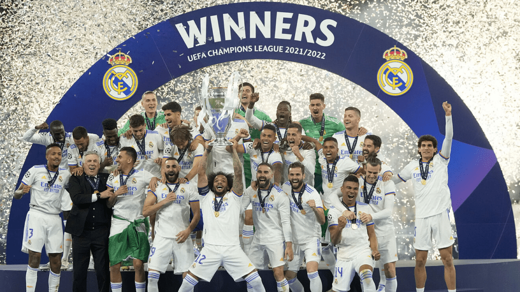 Real Madrid levantando el trofeo de la Champions League.