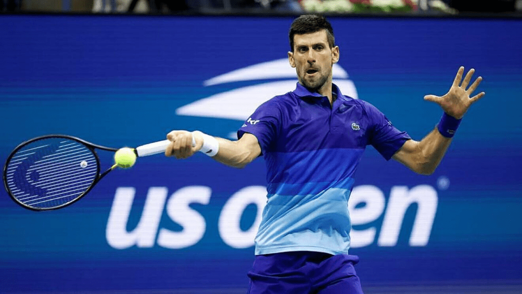 Novak Djokovic jugando en el US Open.