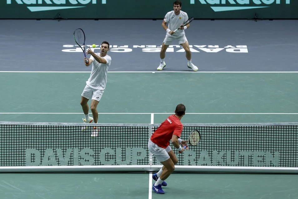 CANADA VENCE A ESPAÑA EN EL DOBLES