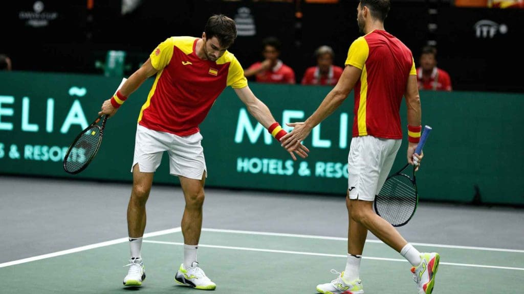 Marcel Granollers y Pedro Martínez se felicitan tras un punto.