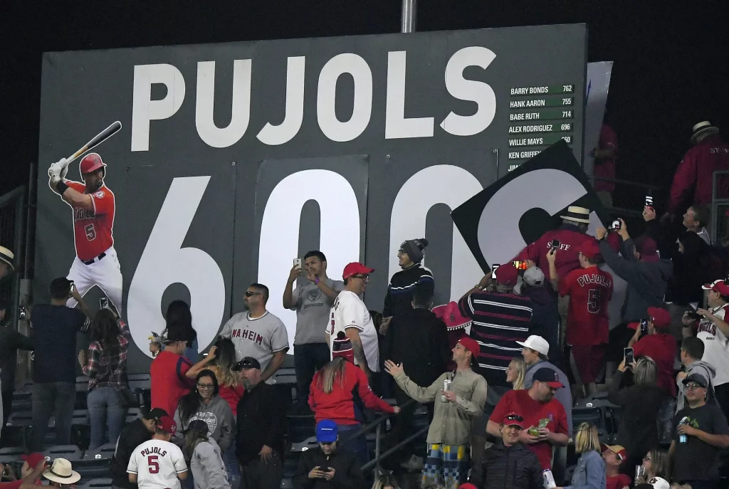 Albert Pujols llega a los 700 jonrones en su carrera