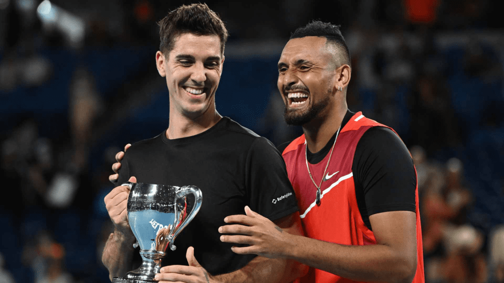 Nick Kyrgios y Thanasi Kokkinakis con el trofeo del Australian Open.