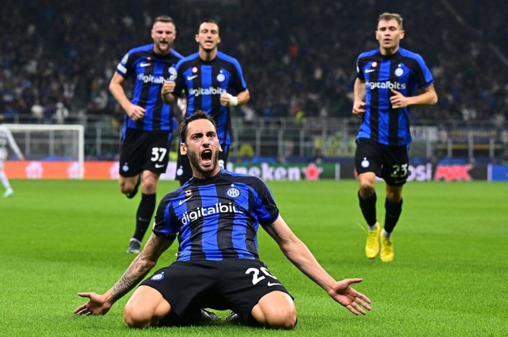 Hakan Calhanoglu, autor del gol del triunfo de Inter sobre Barcelona