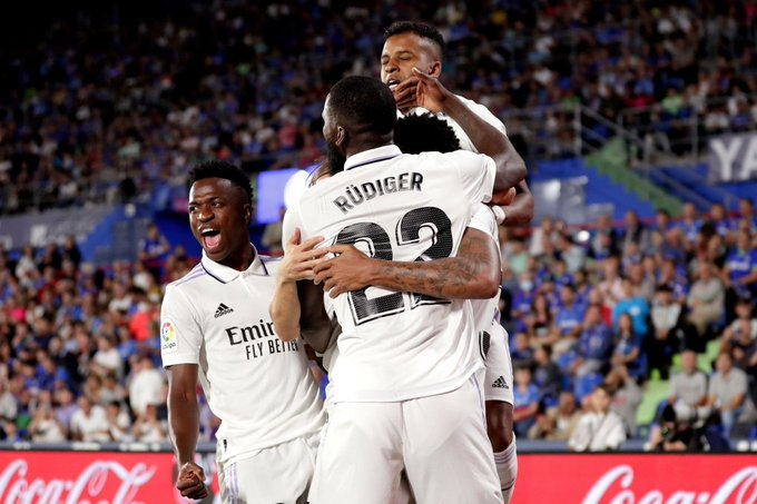 Real Madrid gana 1-0 con gol de Eder Militao para llegar al Clásico como líder virtual de LaLiga