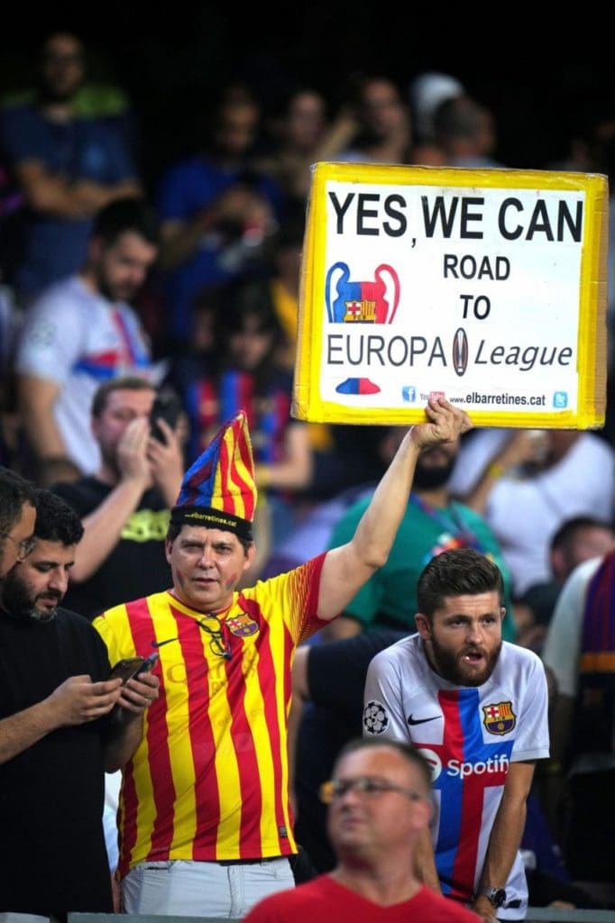 El público de Barcelona se tomó con humor el retorno a Europa League