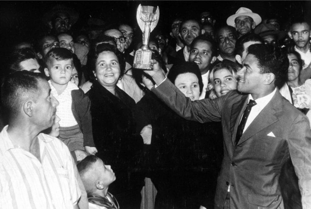 Garrincha con la Copa Jules Rimet, tras la victoria en el Mundial de Chile 1962