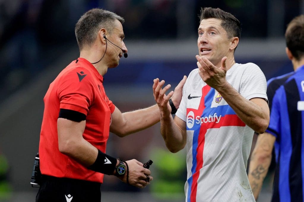 Robert Lewandowski protesta ante el árbitro Slavko Vincic en el duelo de Champions League contra Inter