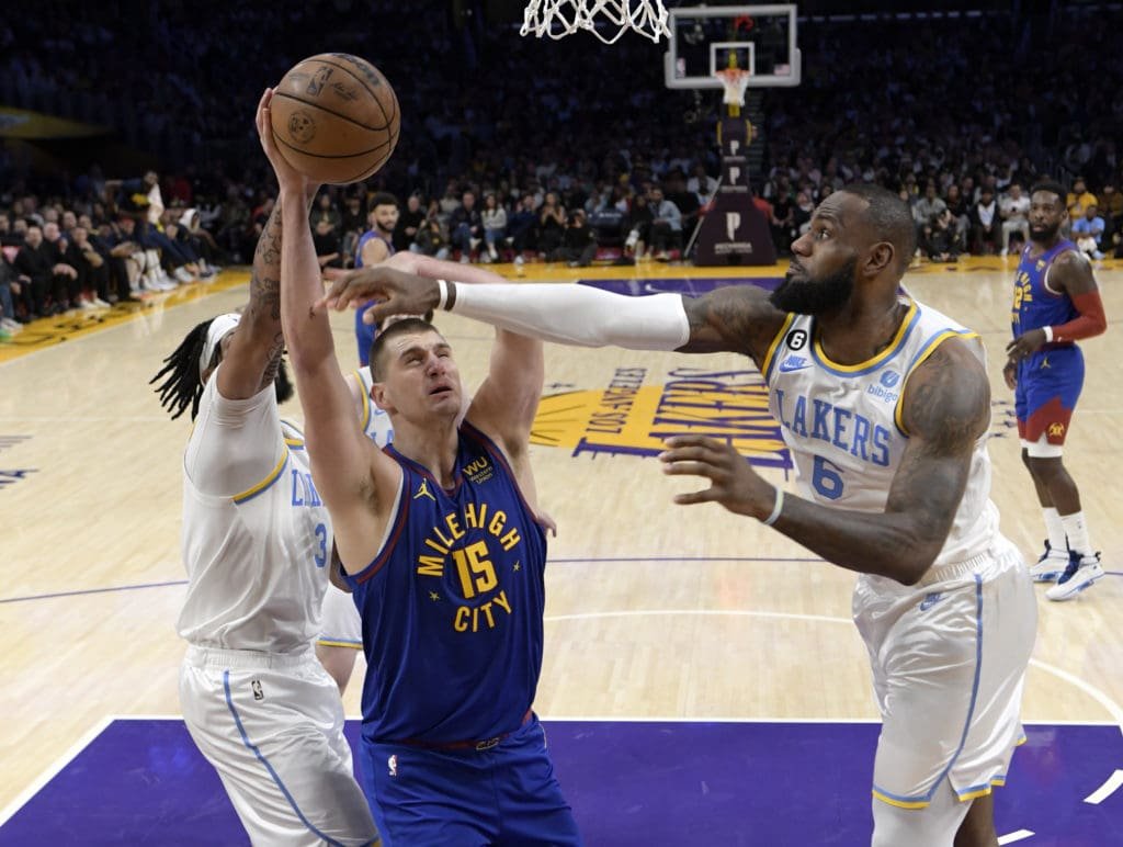 Seis juegos después, Los Ángeles Lakers lograron su primera victoria de la campaña 4 Los Ángeles Lakers