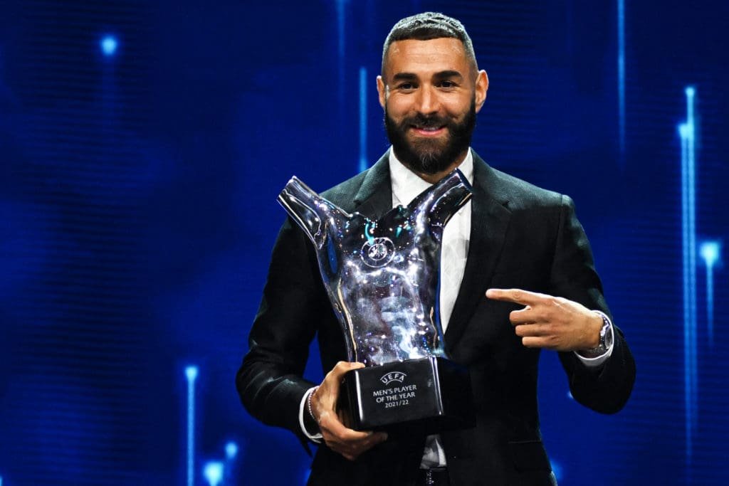 Karim Benzema con el premio al Mejor Jugador del Año de la UEFA.