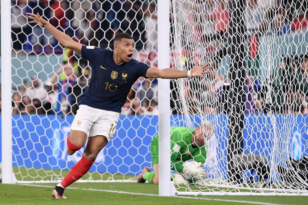 Kylian Mbappé marcó doblete para el triunfo y clasificación de Francia