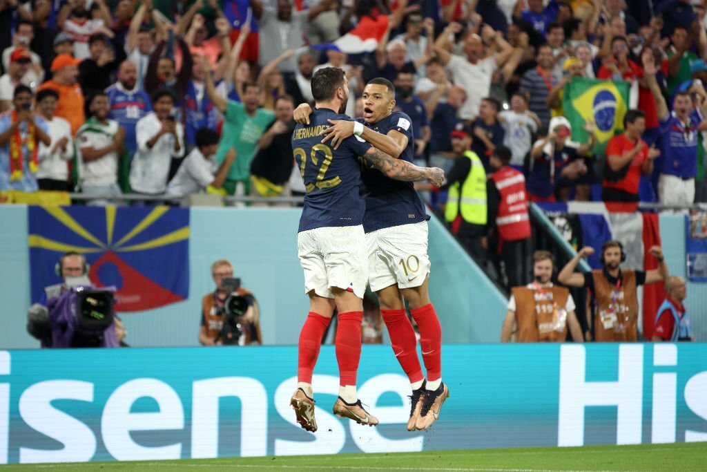 Kylian Mbappé y Theo Hernández celebran - Francia