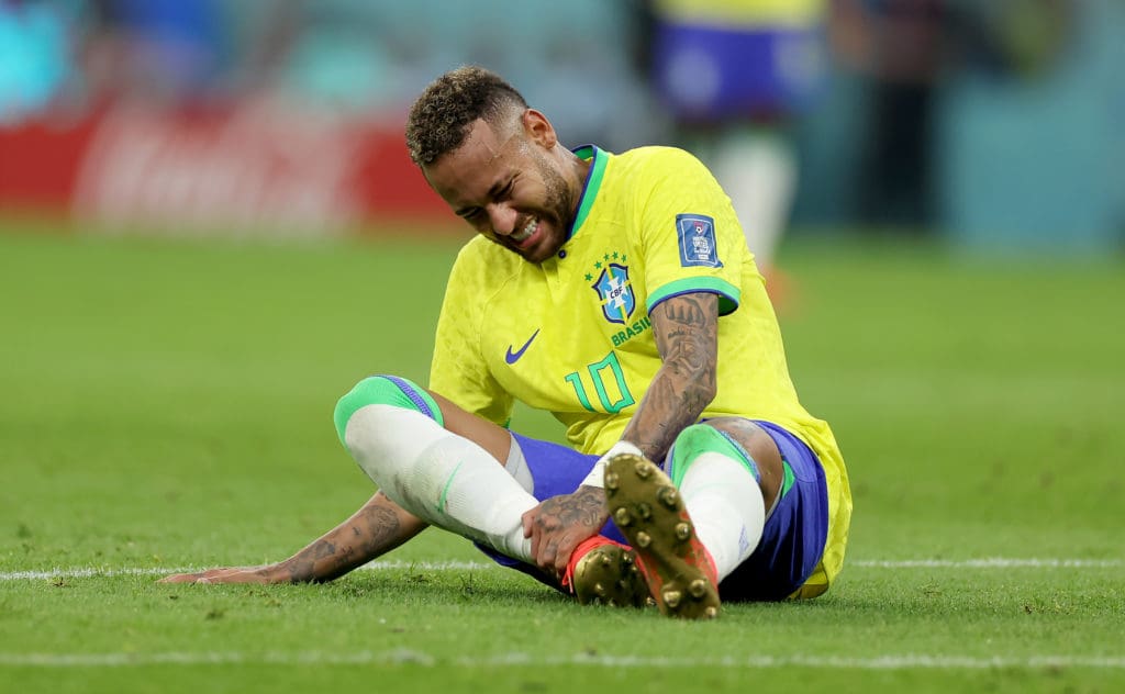 Neymar doliéndose de su tobillio.