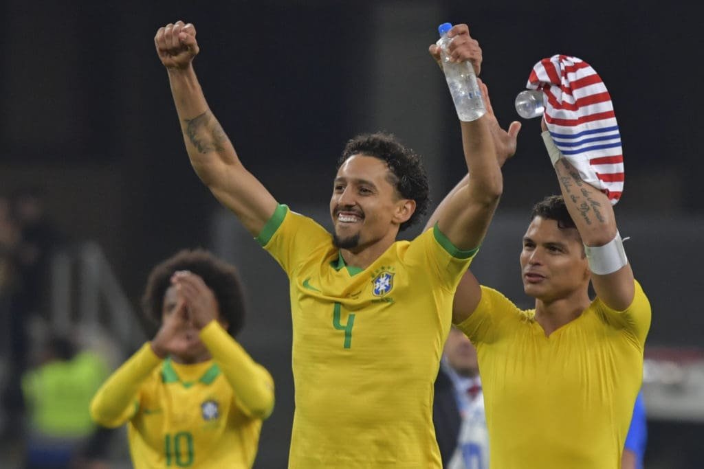 Marquinhos y Thiago Silva de Brasil saludando al público