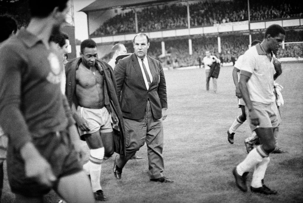 Pelé sale lesionado en el duelo contra Portugal, Inglaterra 1966