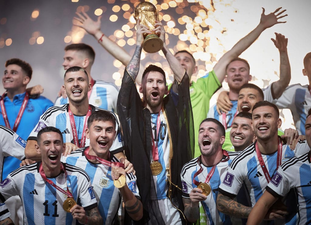 Leo Messi levanta el Mundial de Qatar 2022