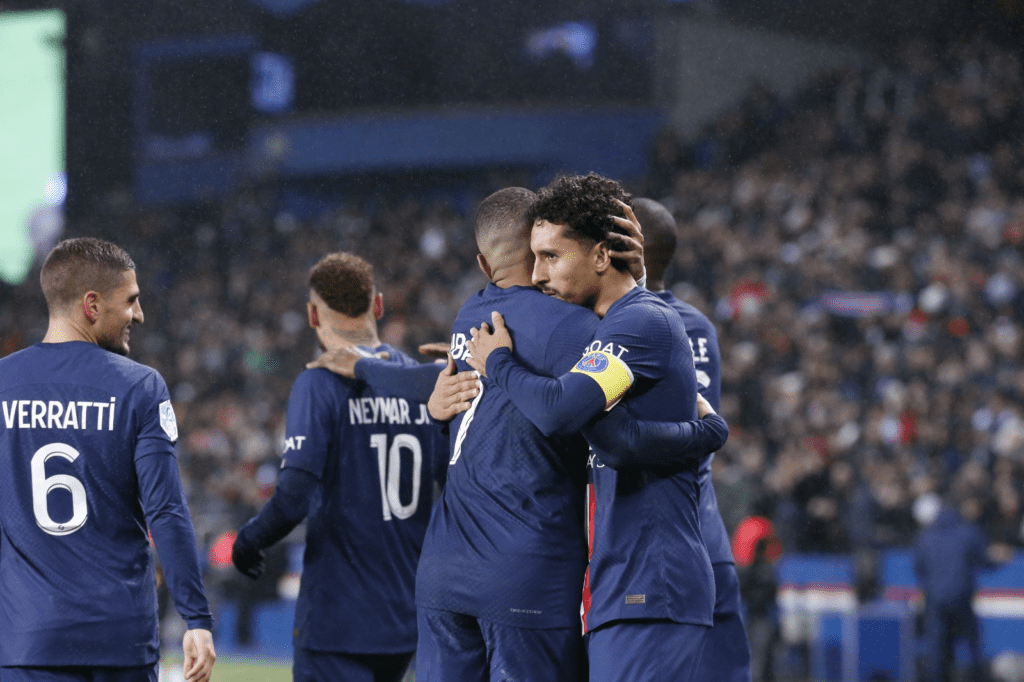 Marquinhos celebrando el gol del PSG con Mbappé.