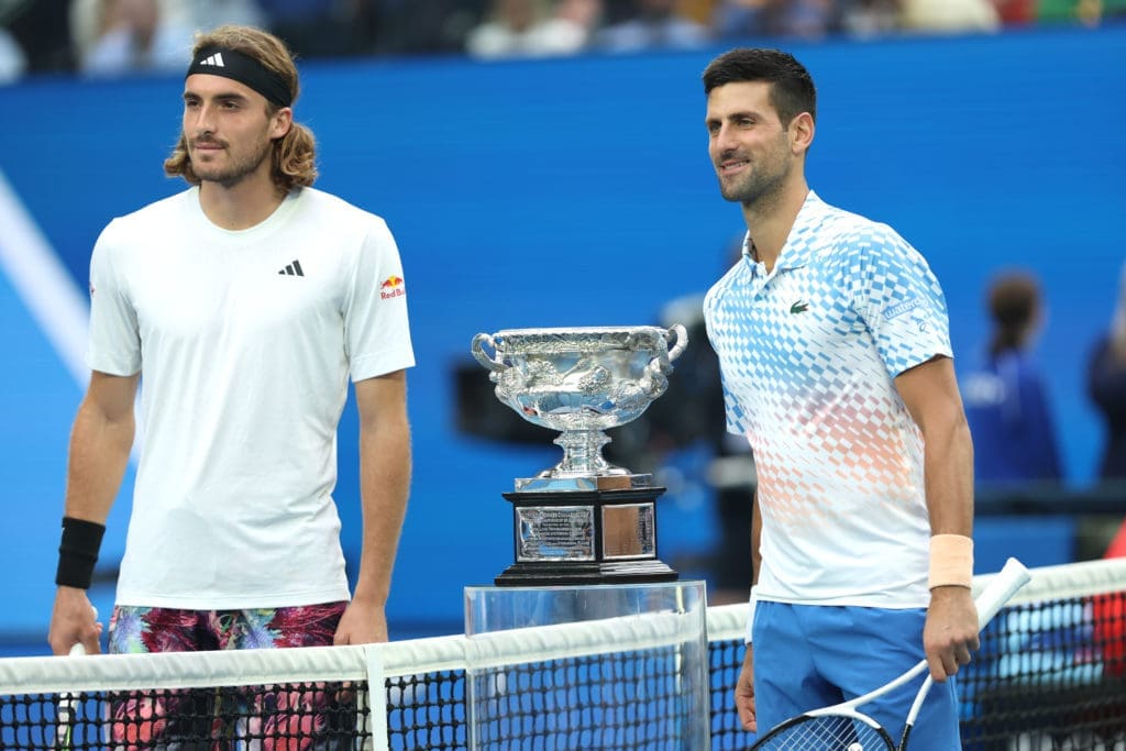 Djokovic y Tsitsipas posando con el trofeo del Australian Open.