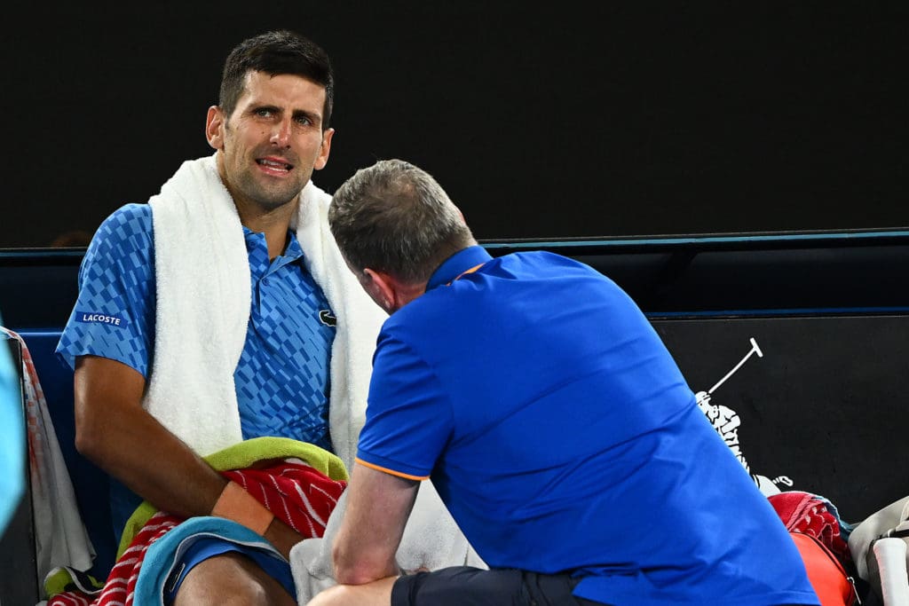 Djokovic recibiendo tratamiento médico.