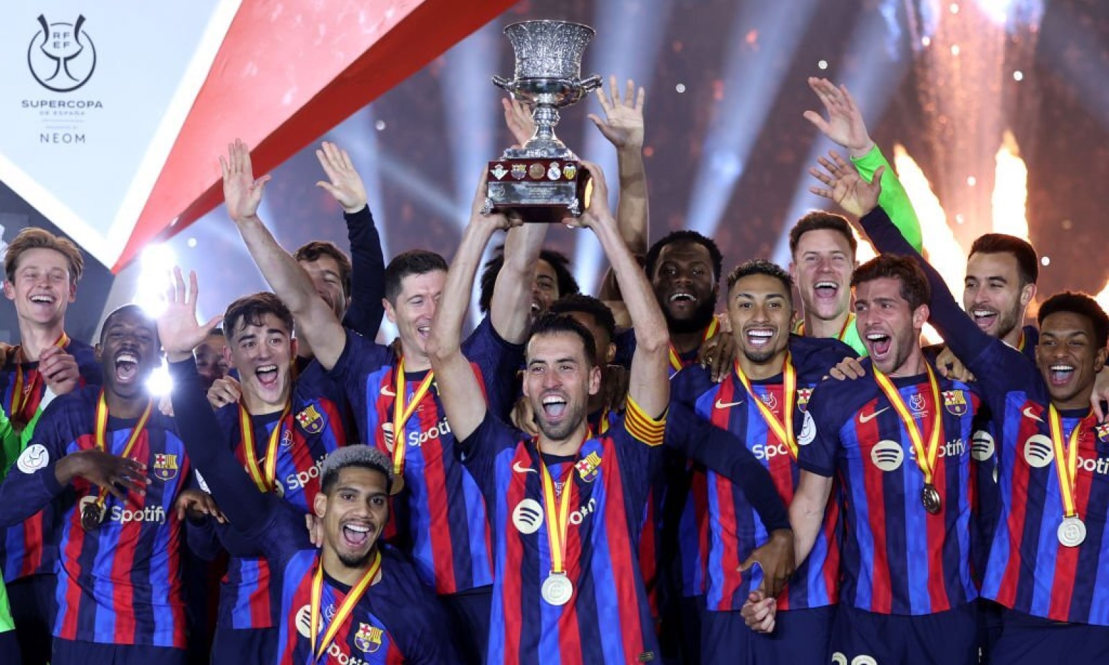 Sergio Busquets levanta el trofeo de la Supercopa de España 2023