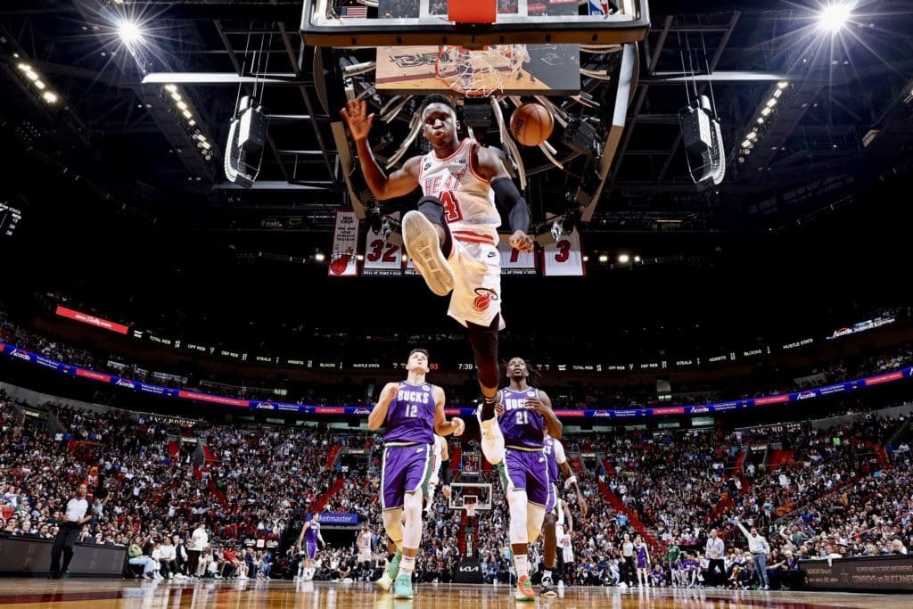 El Miami Heat derrotó 111-95 a los Milwaukee Bucks 2 Victor Oladipo dunk