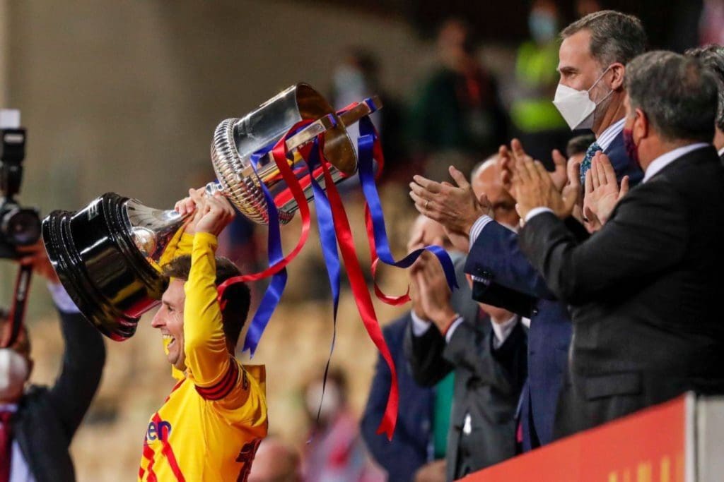 Leo Messi, en 2021, levantó la última copa que había conseguido el Barcelona hasta la Supercopa de 2023: la Copa del Rey