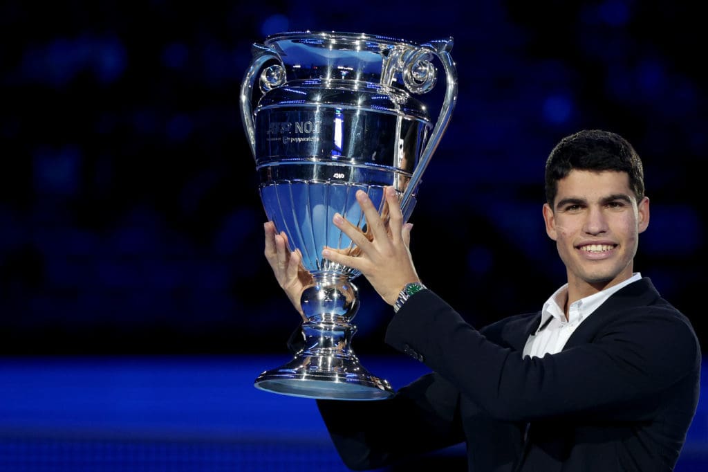 Carlos Alcaraz con el trofeo de número 1 de la ATP.