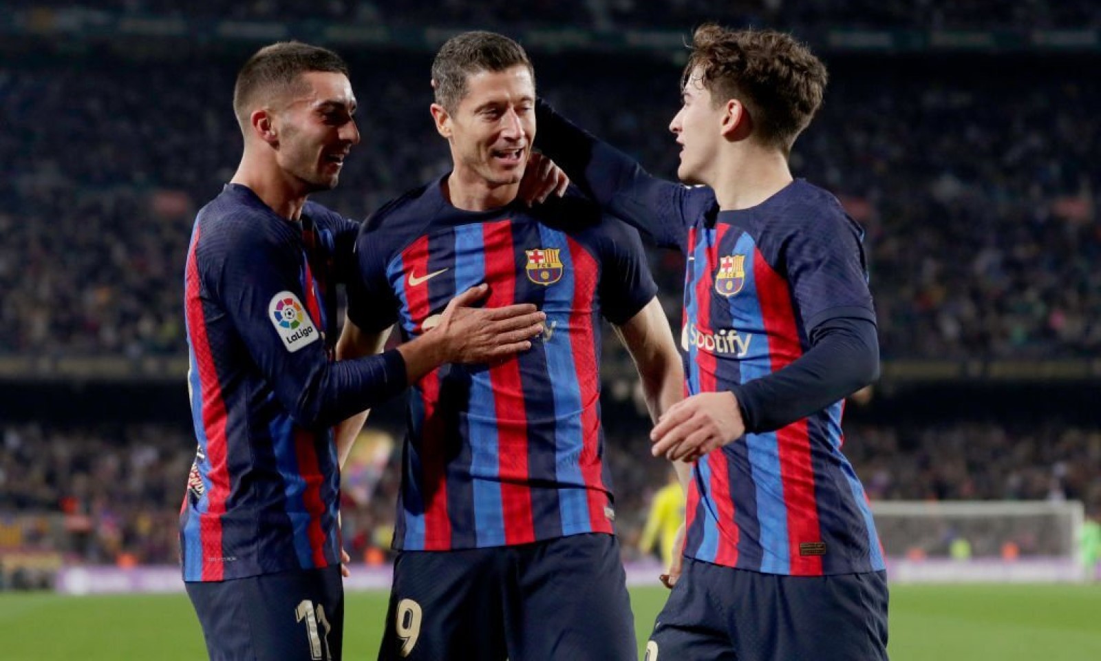 Barcelona ganó al Cádiz con goles de Sergi Roberto y Robert Lewandowski