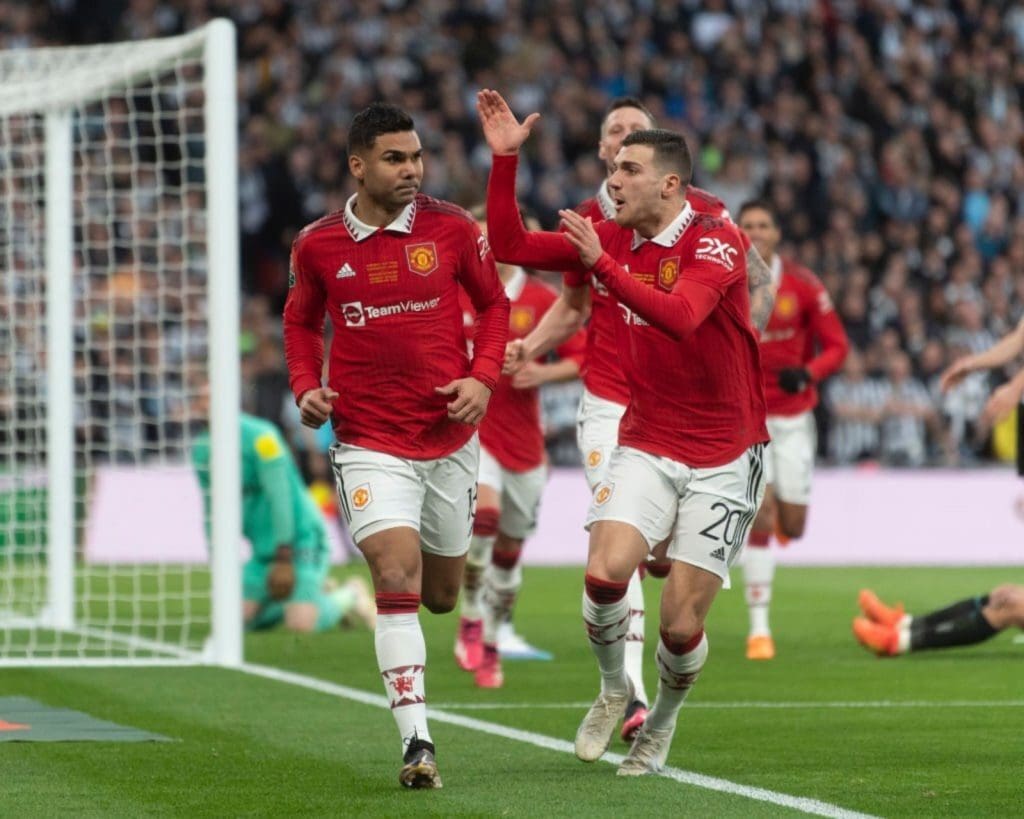 Casemiro y Dalot festejan el gol del brasileño para Manchester United.