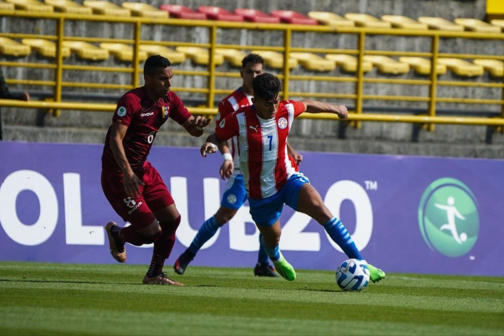 Emerson Ruiz en su labor defensiva ante Paraguay