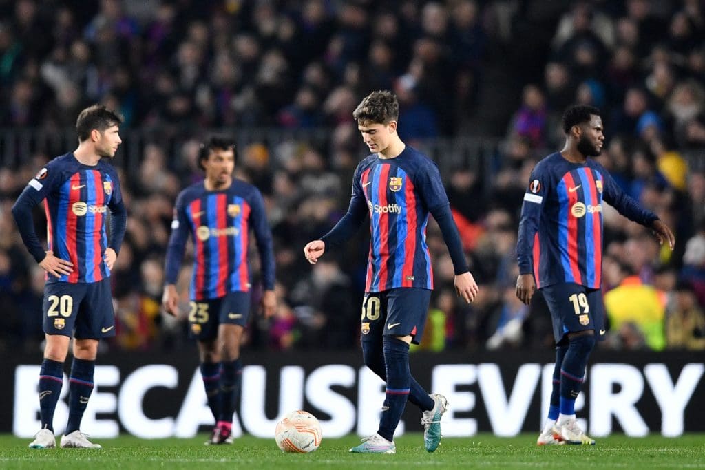 Jugadores del Barcelona después de un gol del Manchester United.