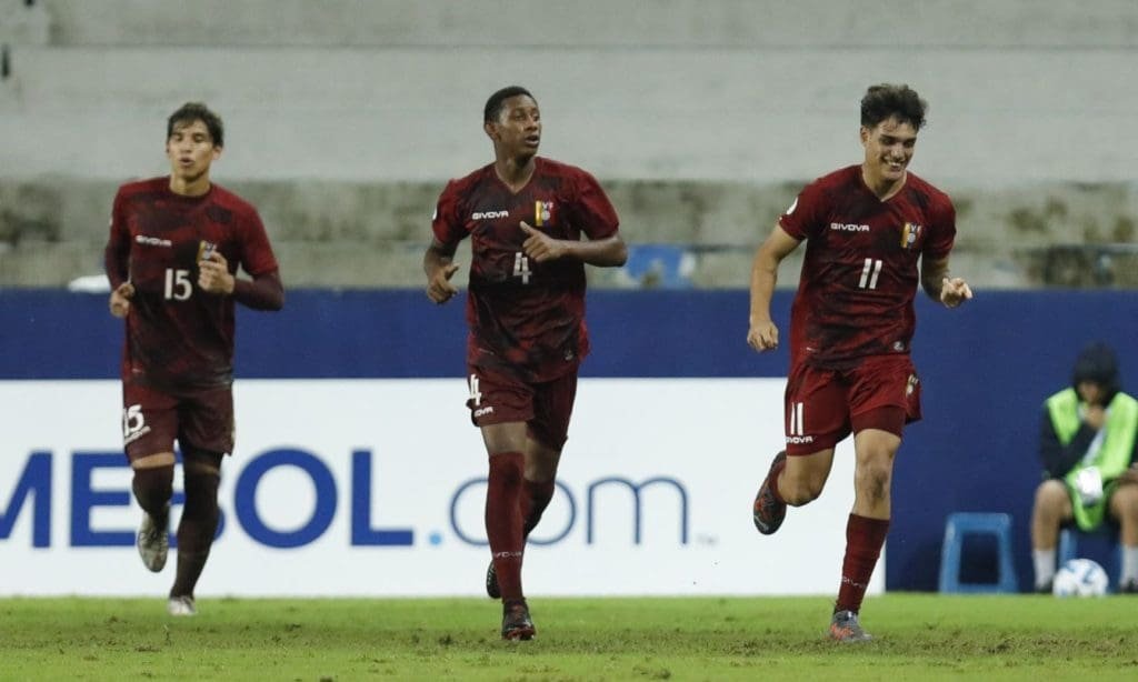 Juan Arango Jr. (derecha) celebra su gol contra Bolivia. Foto: Conmebol