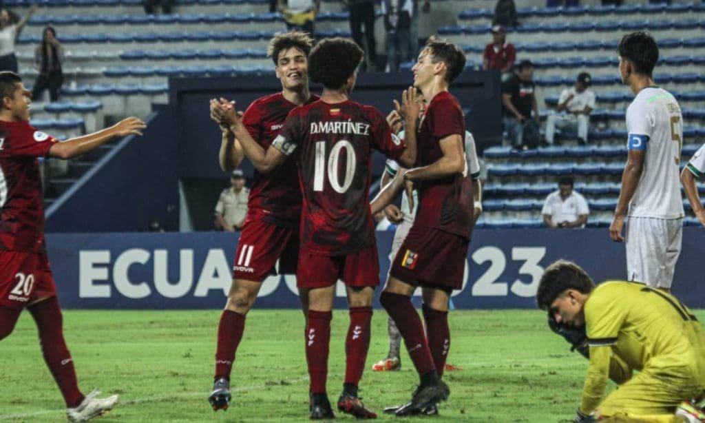 De Juan Arango a Juan Arango, la Vinotinto vuelve a sonreír 5 David Martínez y Juan Arango Jr. anotaron los goles de la Vinotinto. Foto: Conmebol.