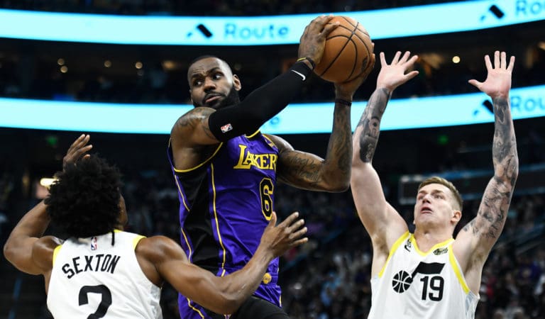 Lakers en racha derrota al Jazz en tiempo extra