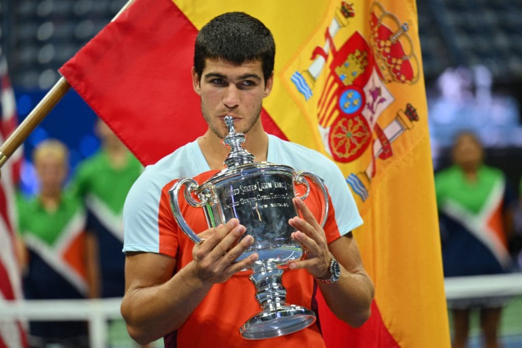 Carlos Alcaraz con el título del US Open 2022.