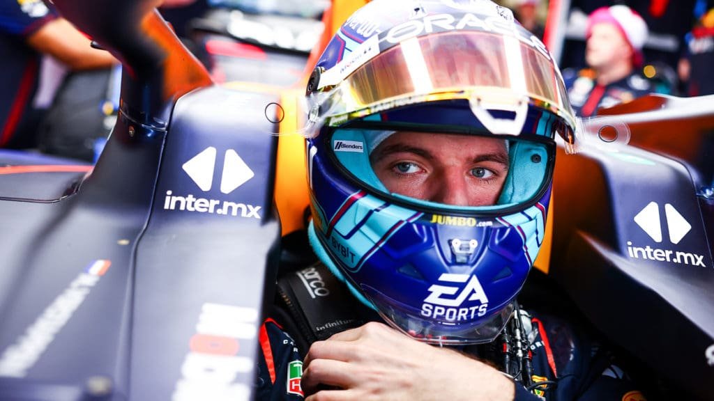 Ferrari mejora y Verstappen domina en los primeros entrenamientos libres del GP de Miami 4 Max Verstappen en el garage de Red Bull