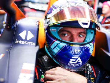 Max Verstappen en el garage de Red Bull