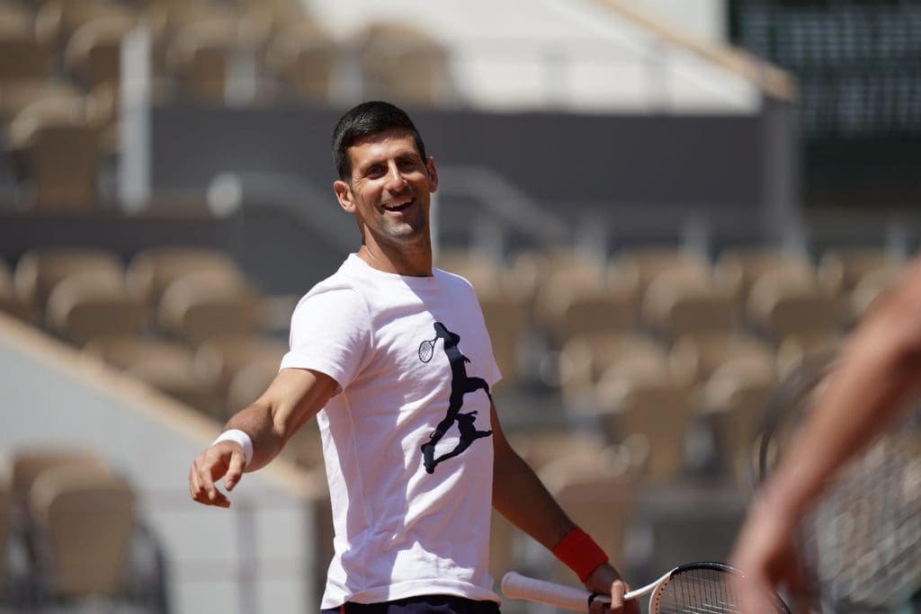 Djokovic entrenando en la previa de Roland Garros. 