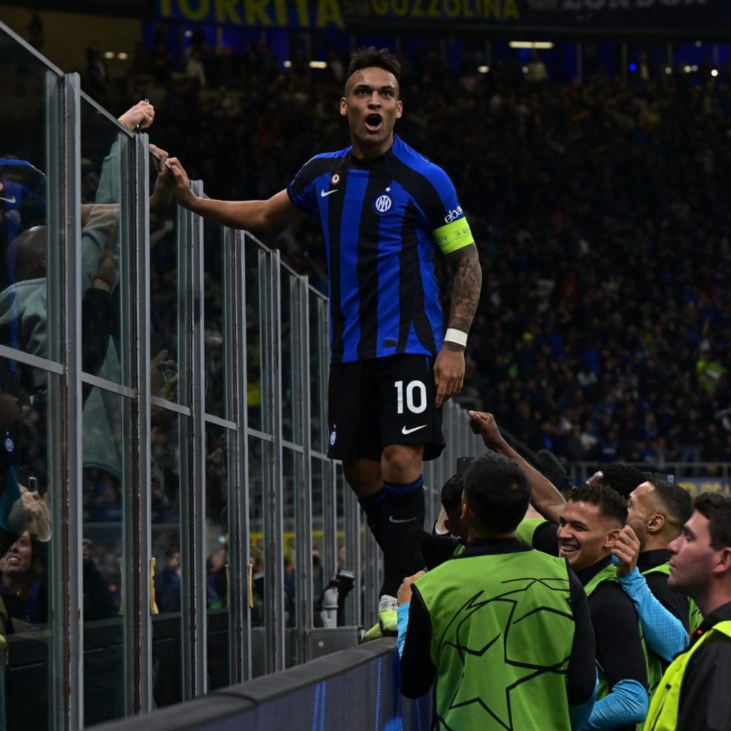 Lautaro Martínez celebra junto a la afición del Inter