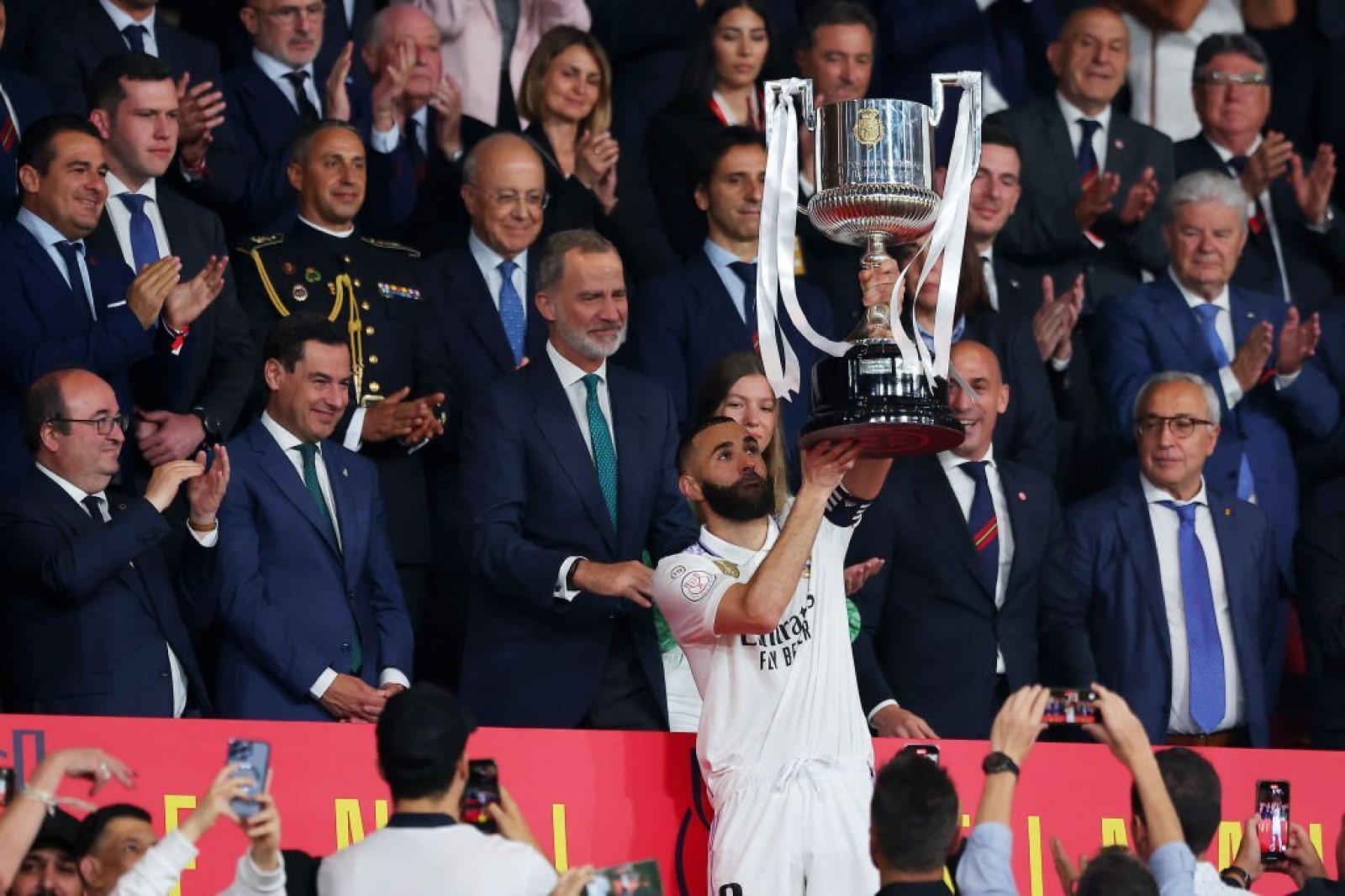 Karim Benzema levanta la Copa del Rey, entregada por Felipe VI.