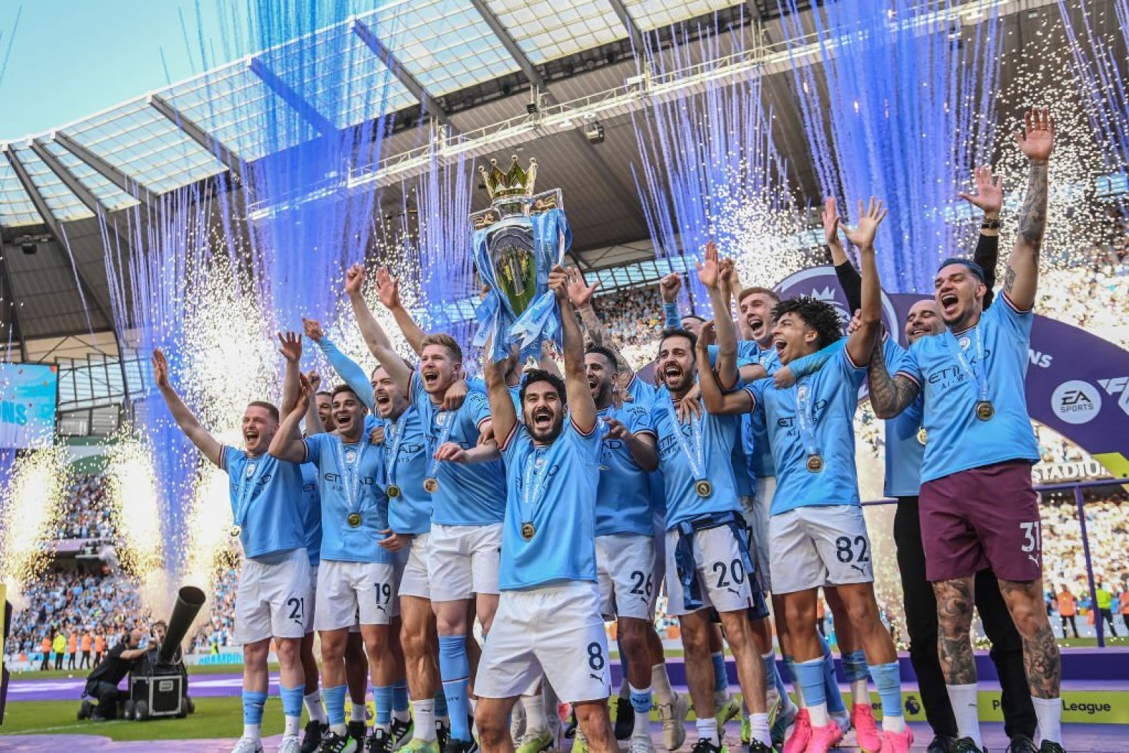 Manchester City alzó por tercera vez consecutiva la Premier League.