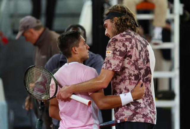 Tsitsipas venció al argentino Sebastian Báez en tres sets para avanzar a los octavos de final de Madrid.