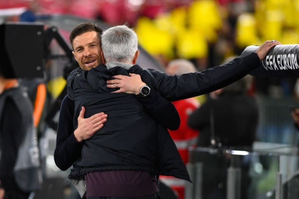 El saludo de Xabi Alonso y José Mourinho en la ida de semifinales de Europa League.