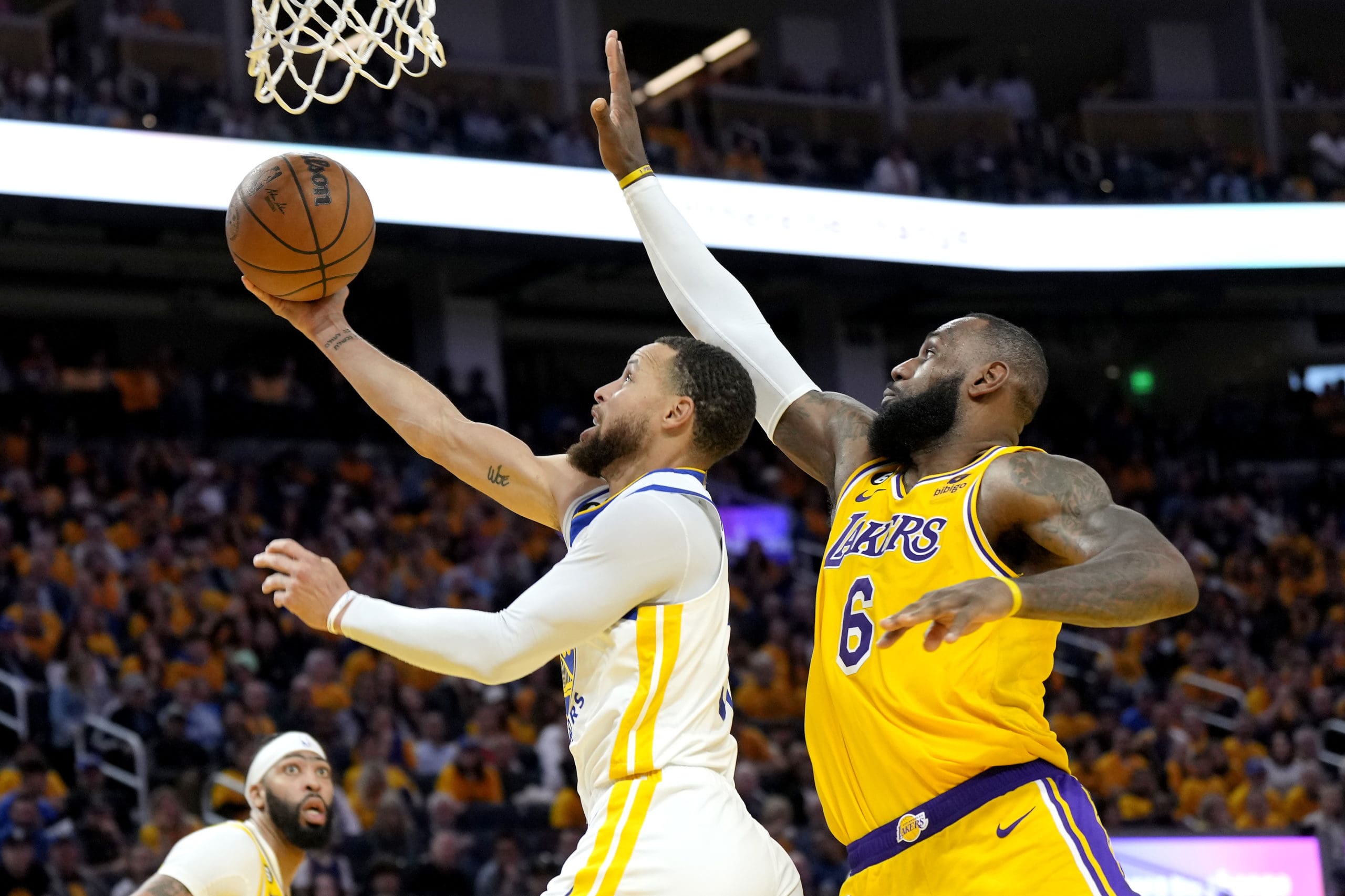 Los Warriors dan un respiro hondo y logran vencer a Los Lakers 121-106 en casa.