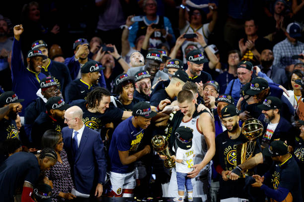 Los Denver Nuggets se consagraron campeones de la temporada 2022-2023 de la NBA, luego de derrotar al Miami Heat en su casa por el Juego 5 de las Finales