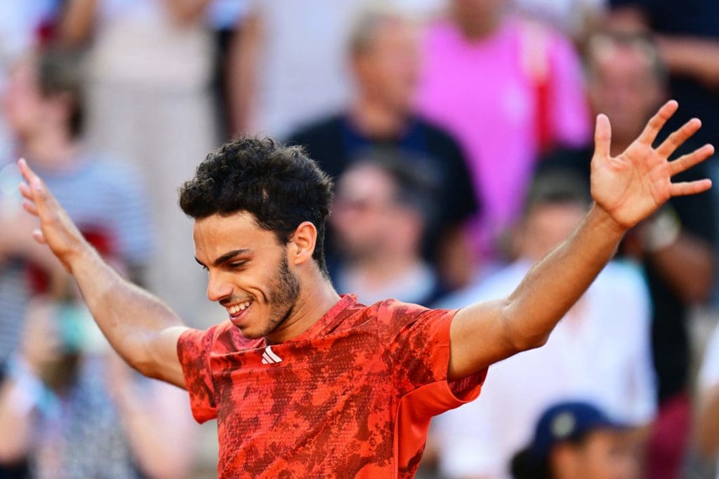 Fran Cerúndolo celebrando su pase a octavos de final de Roland Garros.