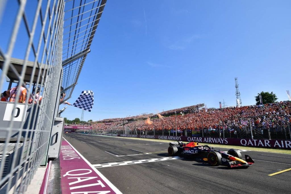 F1: Calendario de la segunda mitad de temporada 1 Max Verstappen cruza la meta en Hungria