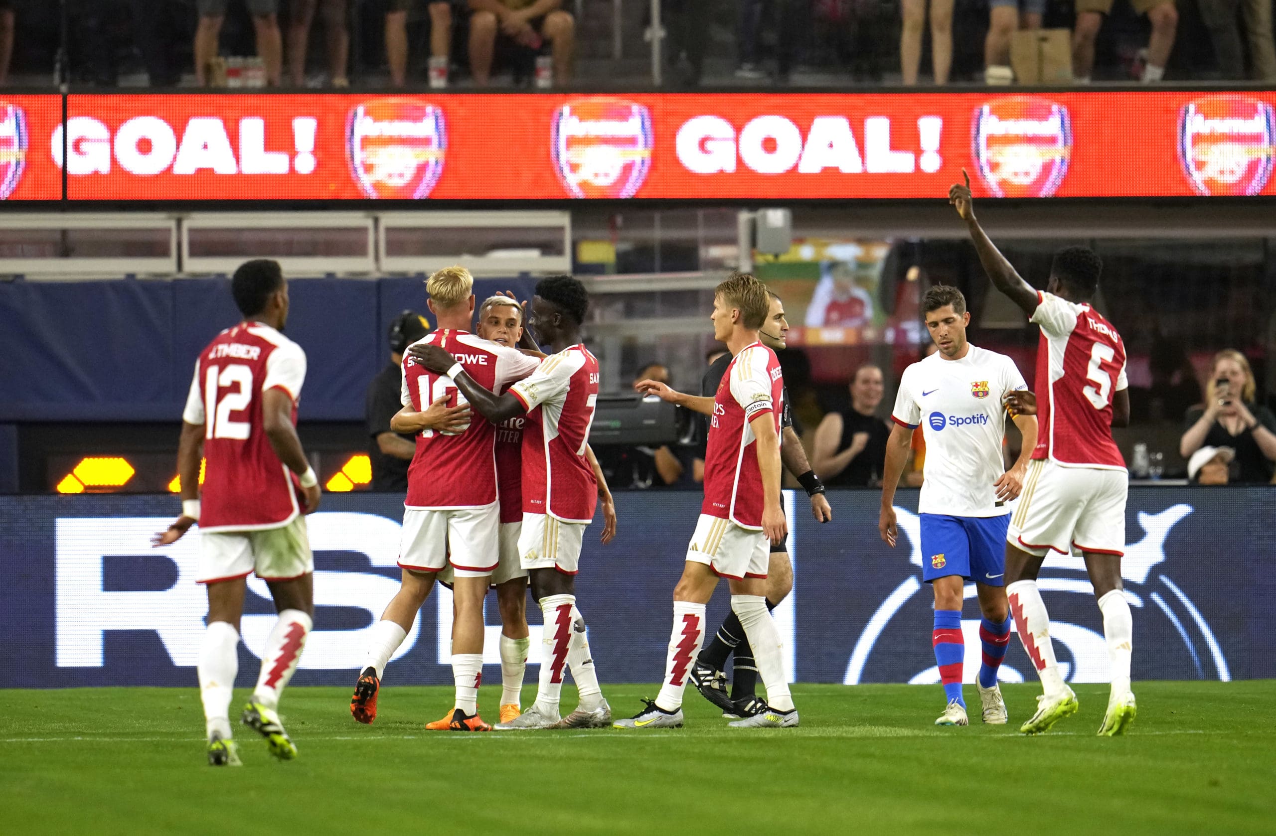 El Arsenal goleo al Barcelona 5-3 en el SoFi Stadium