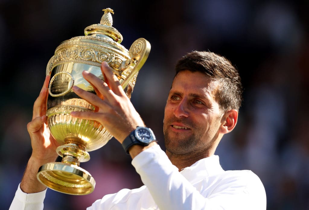 Novak Djokovic levantando el trofeo de campeón de Wimbledon.