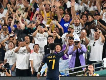 Vinicius Jr. Jugador del Real Madrid celebrando su tercer gol con los fanaticos.
